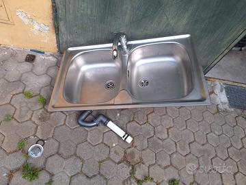 Lavandino da cucina a due vasche con miscelatore