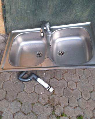 Lavandino da cucina a due vasche con miscelatore