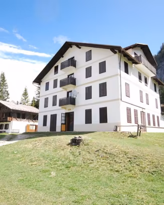 Casa indipendente di 805 m² con più di 5 locali a 