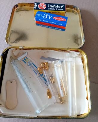 set  di siringhe anni 60