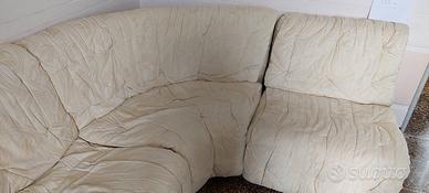 Divano angolare con angolo arrotondato.