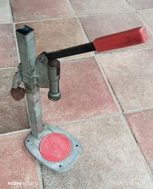 Tappatrice x bottiglie tappi a corona usata 