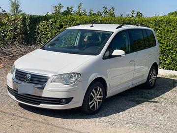 Volkswagen Touran 2.0 TDI DSG -7 Posti