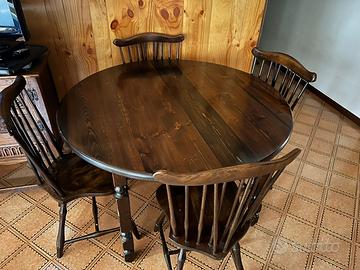 Tavolo e sedie in legno