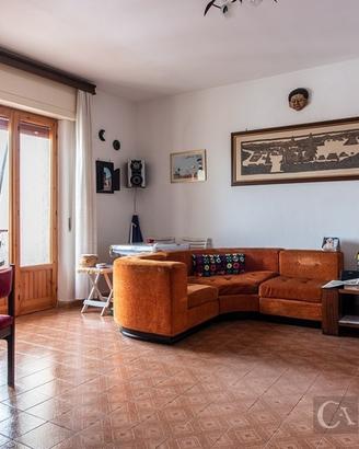 Ampio appartamento con balconi e garage
