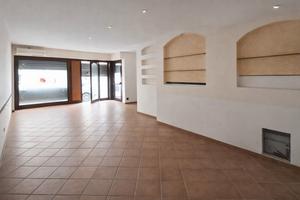 Ampio locale commerciale 160mq in Via Monte Grappa