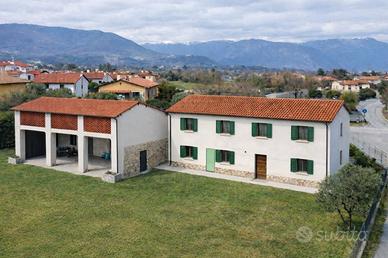 Palazzo / Stabile di 300 m² con più di 5 locali a 