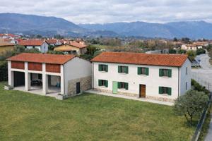 Palazzo / Stabile di 300 m² con più di 5 locali a 