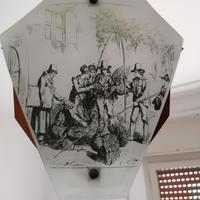 Lampadario vetro bianco con disegno vintage