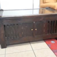 Tavolino con piano in cristallo e antine massello