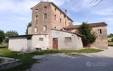 CASOLARE DI CAMPAGNA E AMPIO TERRENO VICINO ALLA C