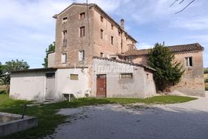 CASOLARE DI CAMPAGNA E AMPIO TERRENO VICINO ALLA C