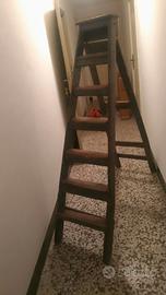Antica scala a forbice in legno