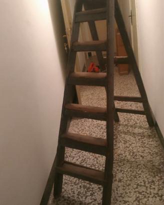 Antica scala a forbice in legno