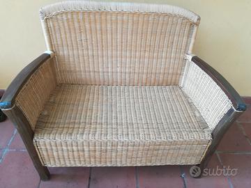 Divano in rattan e legno