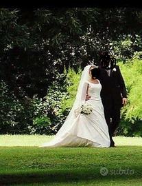 Vestito da sposa con accessori