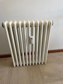 Radiatore termosifone in acciaio tubolare.