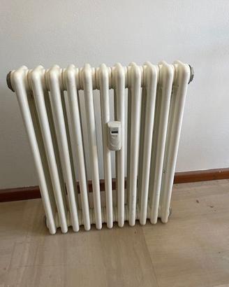 Radiatore termosifone in acciaio tubolare.