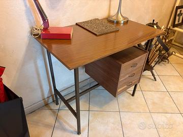 Scrivania anni 60 teak e metallo con cassettiera