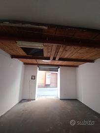 Due negozi comunicanti.in centro città