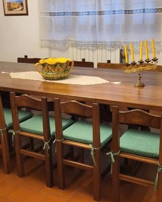 tavolo modello Fratino con 6 sedie e 4 panche. 