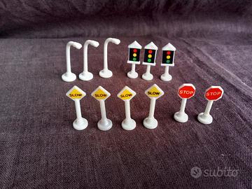 Lotto di 12 segnali stradali Micro Machines