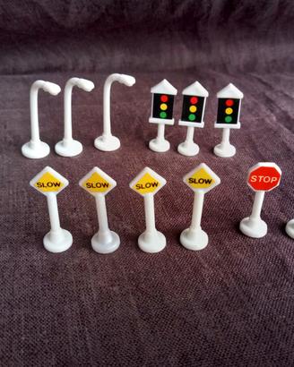 Lotto di 12 segnali stradali Micro Machines