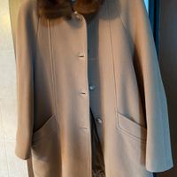 Cappotto corto da donna con collo in visone