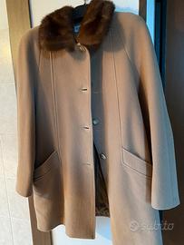 Cappotto corto da donna con collo in visone