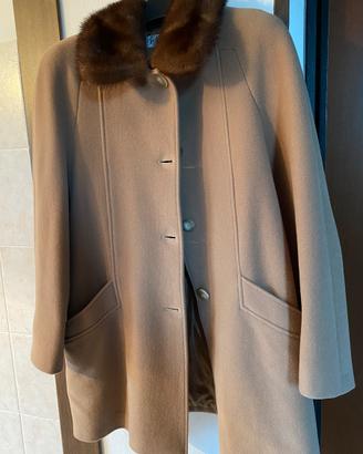 Cappotto corto da donna con collo in visone