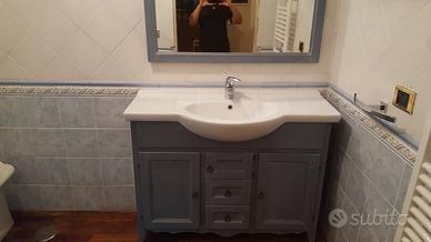 mobile bagno con specchio e mobiletto