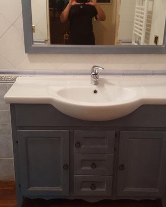 mobile bagno con specchio e mobiletto