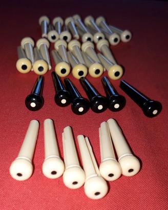 Perni ponte (pins) per chitarra acustica.
