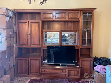 PARETE ATTREZZATA IN NOCE E TAVOLO CON POLTRONCINE