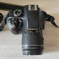 Macchina fotografica Nikon D3300 con accessori