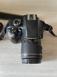 Macchina fotografica Nikon D3300 con accessori
