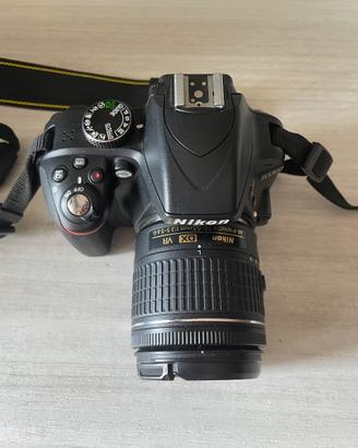Macchina fotografica Nikon D3300 con accessori