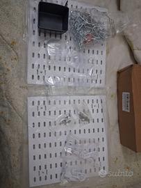 pegboard con i vari accessori