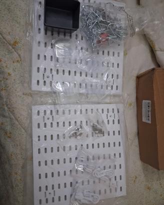 pegboard con i vari accessori