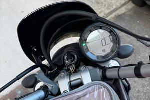 Ducati Scrambler 400 con 8500 KM