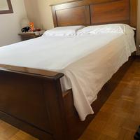 Letto matrimoniale e due comodini in noce massello