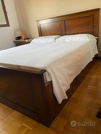Letto matrimoniale e due comodini in noce massello