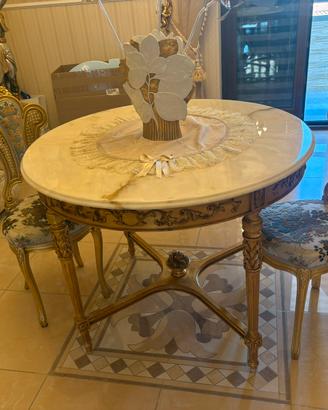 Tavolo da salone con due sedie