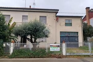 CASA SEMINDIPENDENTE A RUSSI