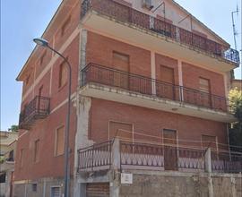 3 appartamenti, garage, ripostiglio, terrazza,