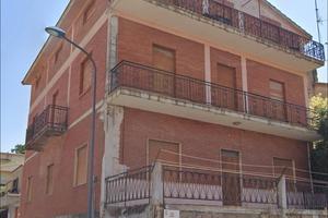 3 appartamenti, garage, ripostiglio, terrazza,