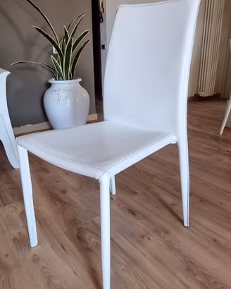 4 sedie di design in ecopelle bianca.