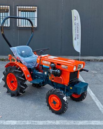 TRATTORE - KUBOTA B 5001 - CON ARCO DI PROTEZIONE