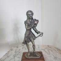 Statuina Vintage in Peltro Cesellato a Mano su Bas