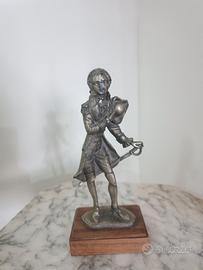 Statuina Vintage in Peltro Cesellato a Mano su Bas